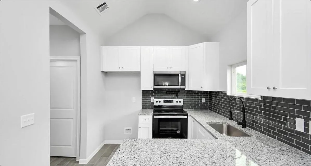 3 bed, 2.0 bath, 1059 sqft, $1,580 — Photo 3