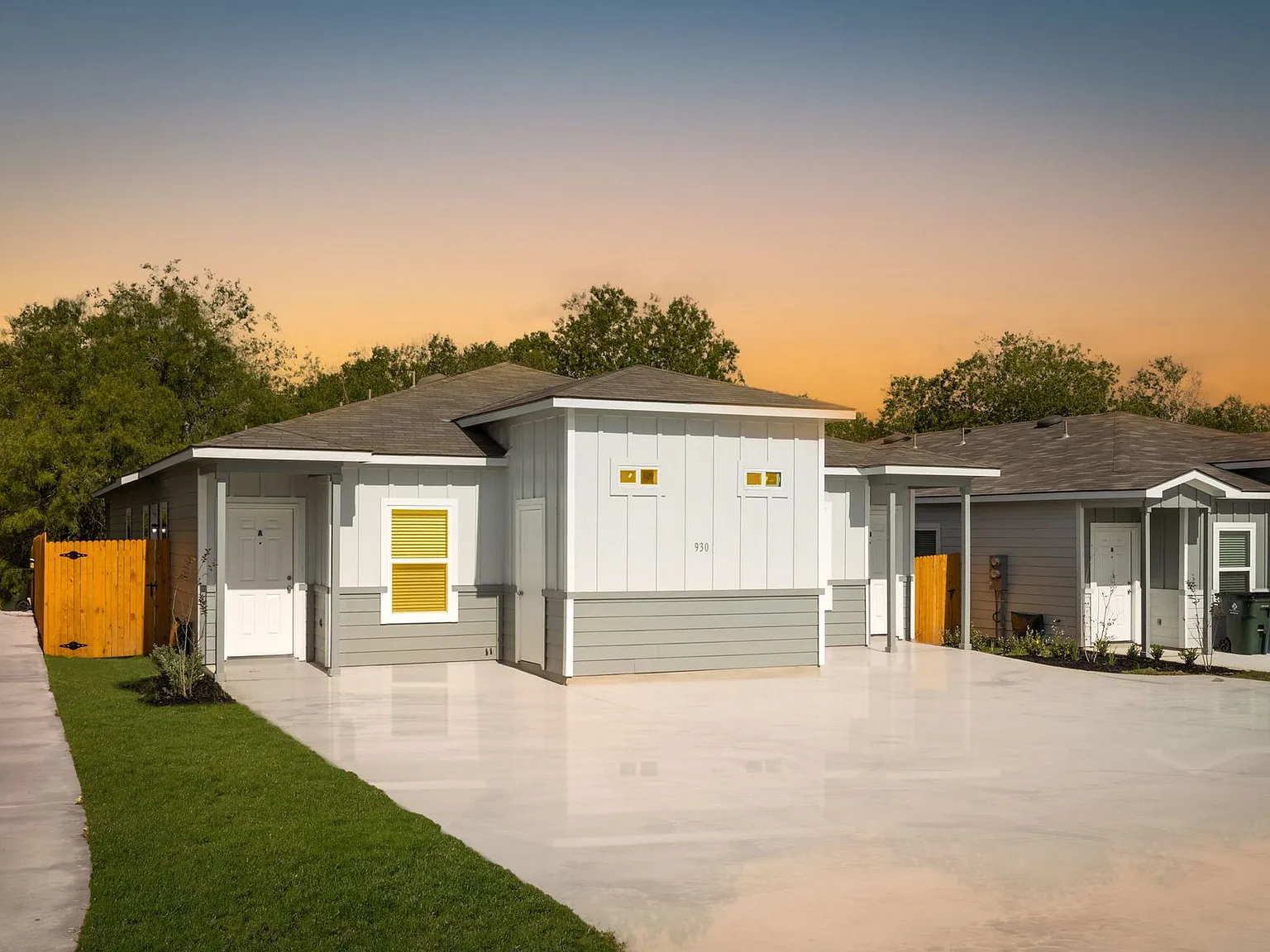 926 Country Club Dr — Photo 1