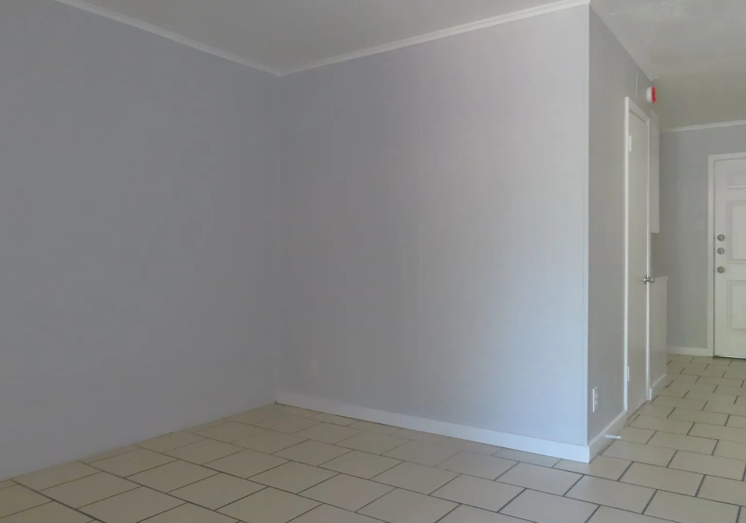 Cozy Two Bedroom One Bathroom Apartment, Water and Lawn Included! — Photo 4