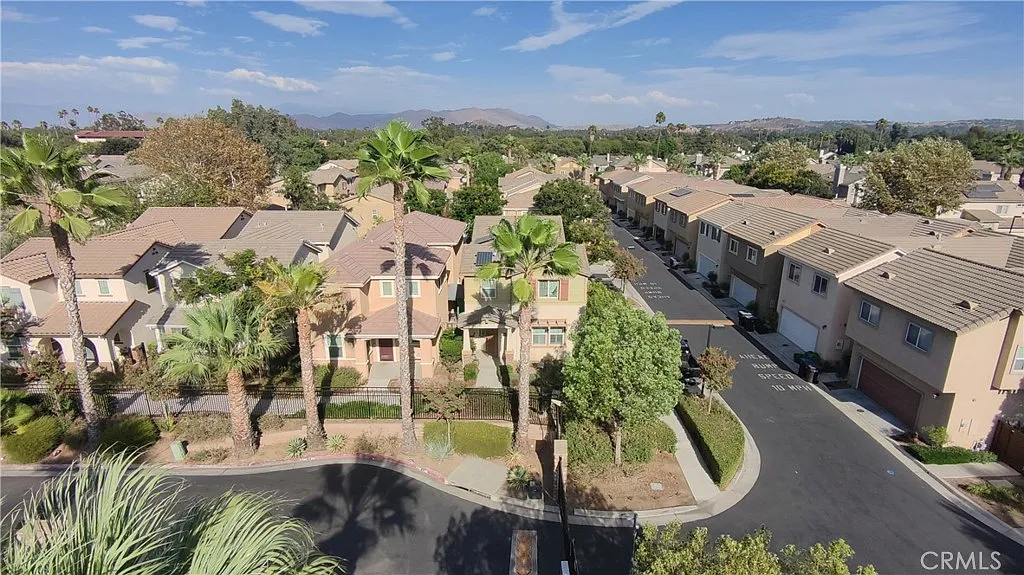 4 bed, 2.5 bath, 2320 sqft, $3,500 — Photo 2