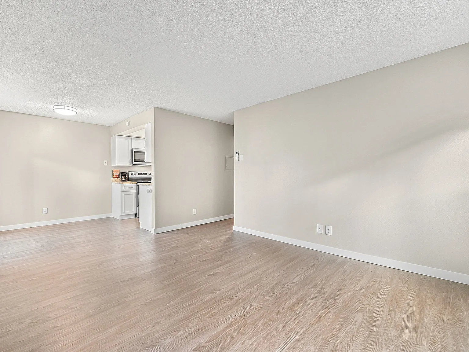 2600 Alderwood Ave — Photo 4