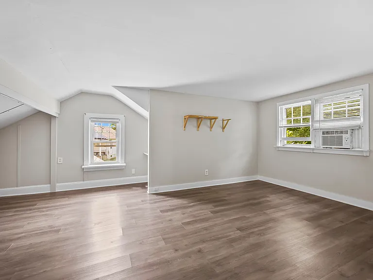 4 Thurston Ave — Photo 19