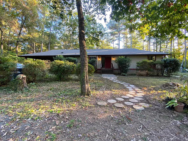 209 Hunter Hill Rd — Photo 2