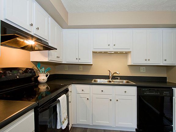 4th image of 7807 Fairborn Ct