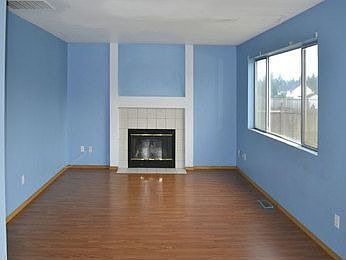 has carpet/nuetral color wal