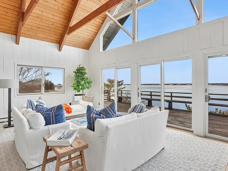 298 Dune Rd — Photo 1