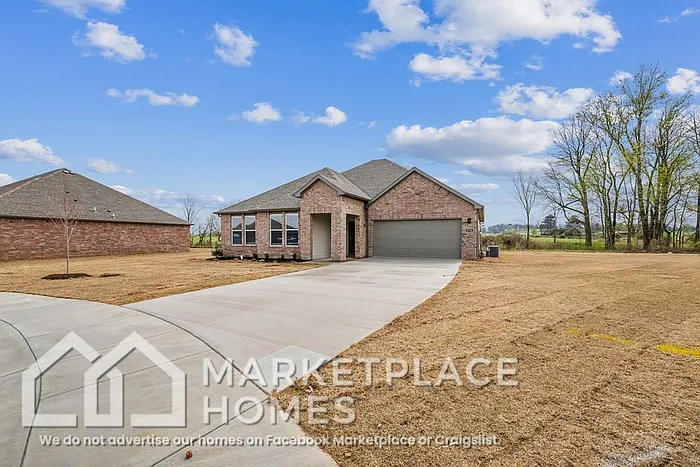 4 bed, 2.0 bath, 1940 sqft, $2,195 — Photo 3