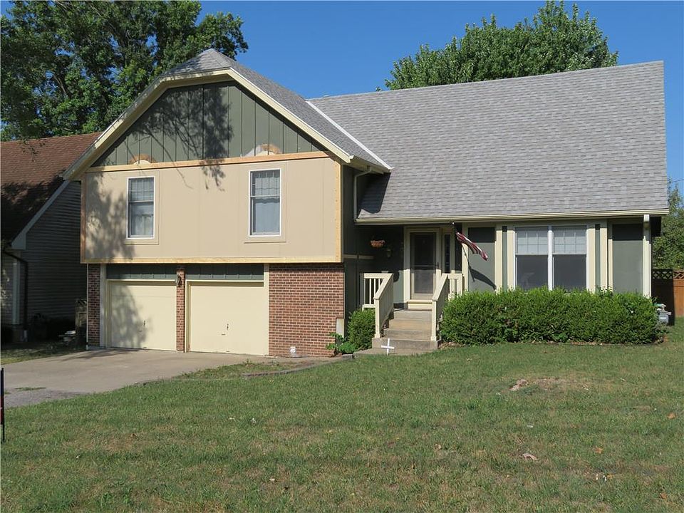 2nd image of 704 Poplar Rdg