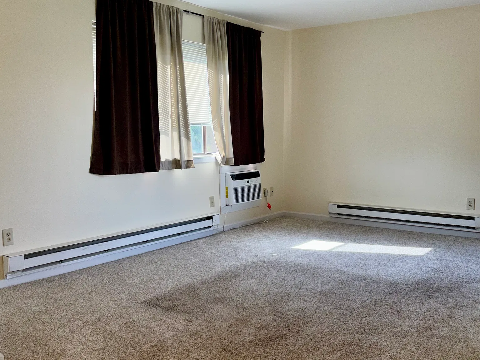 1 bed, 750 sqft, $1,300 — Photo 3