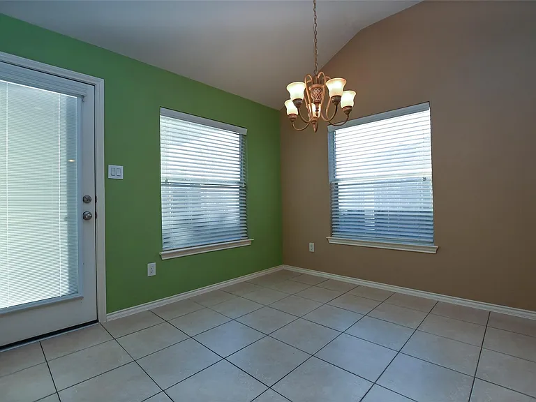 2123 Castle Gardens Ln — Photo 7