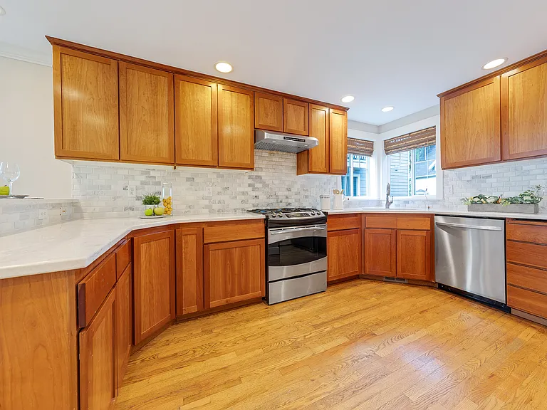 1022B Taylor Ave N — Photo 5