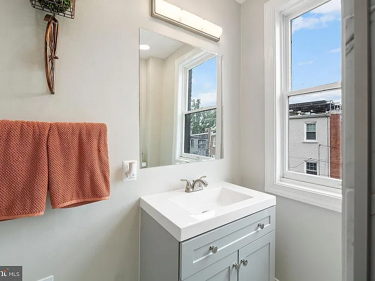 202 Adams St NE — Photo 13