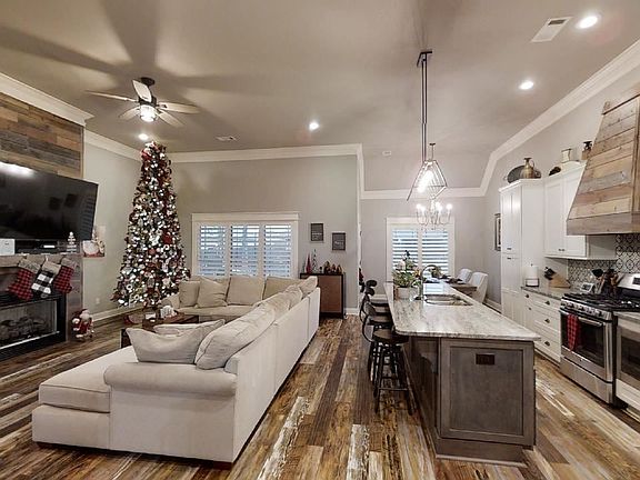 3rd image of 824 Oriole Ct