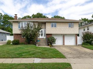 171 N Albany Ave, Massapequa, NY 11758