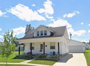 633 N Sycamore St, Monticello, IA 52310