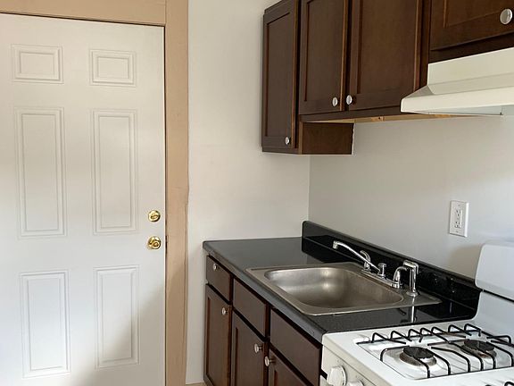 2nd image of 828 W Sunnyside Ave APT 3W