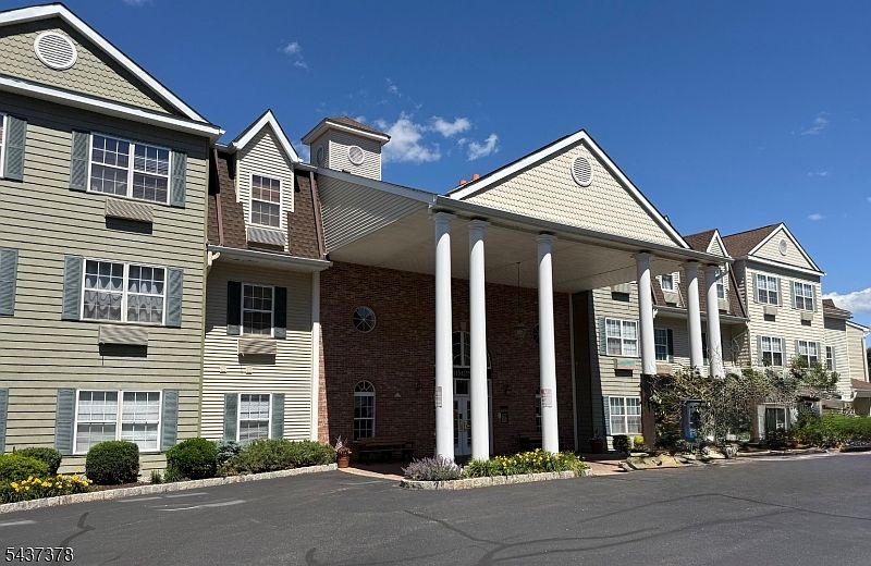 1st image of 5322 Richmond Rd BLDG 5 #322