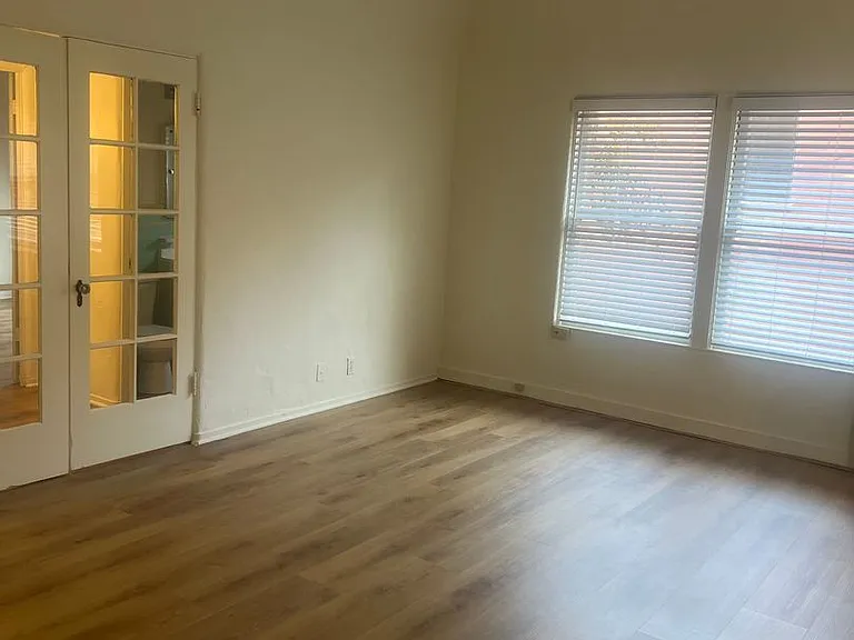 732 S Mansfield Ave — Photo 2