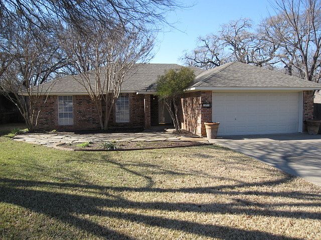 1st image of 221 Camelot Dr
