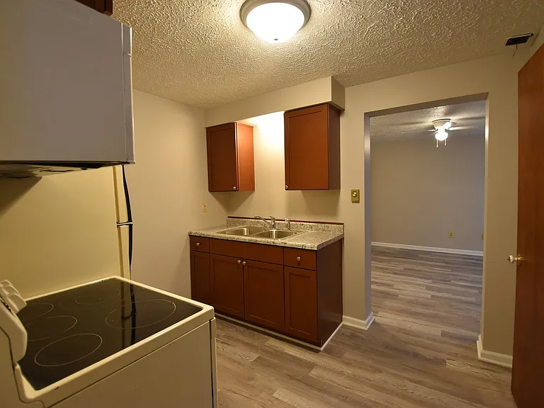 212 W East St — Photo 5