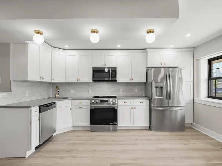 1630 Benson St #1 — Photo 4