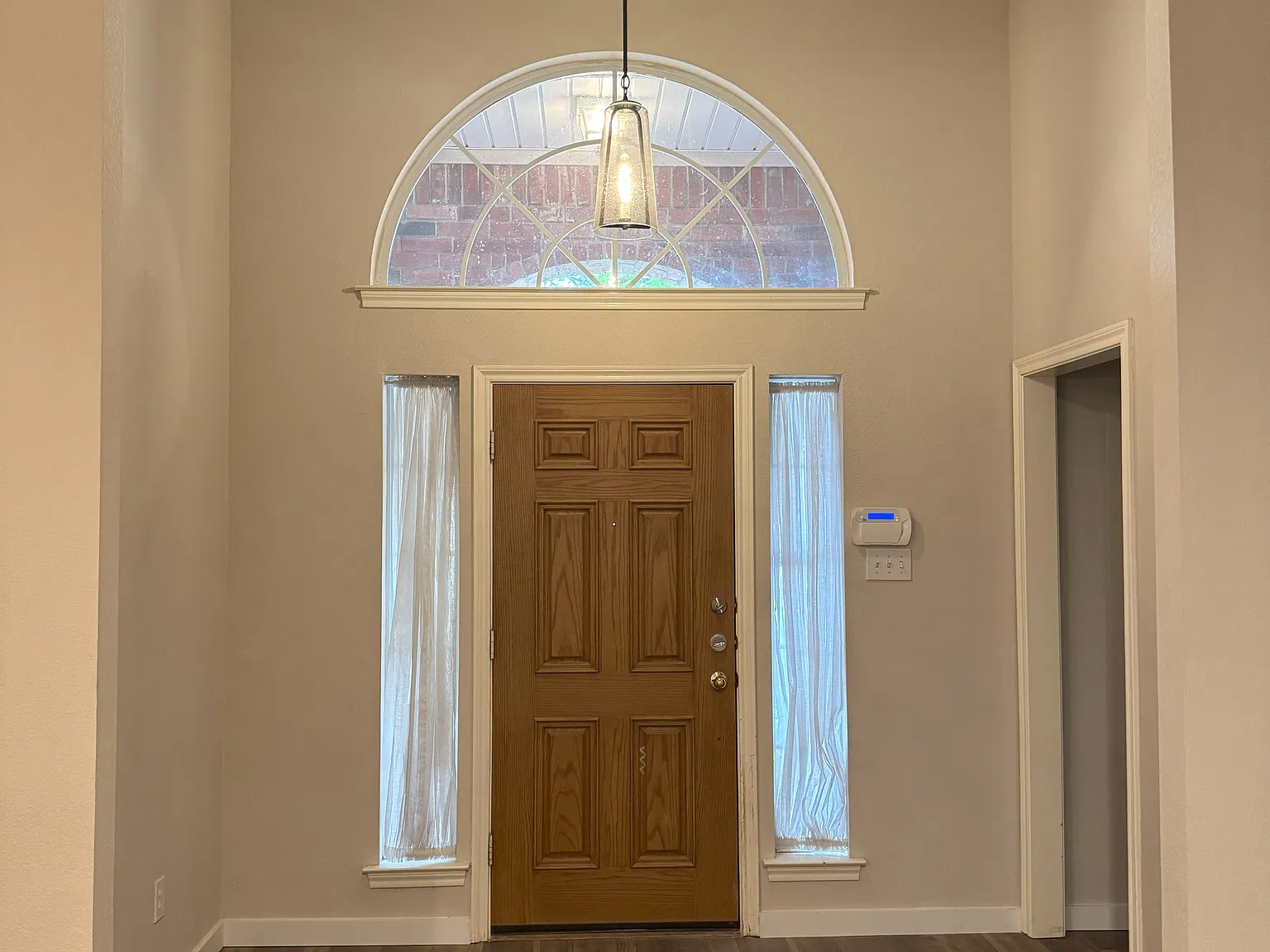 3 bed, 2137 sqft, $2,300 — Photo 2