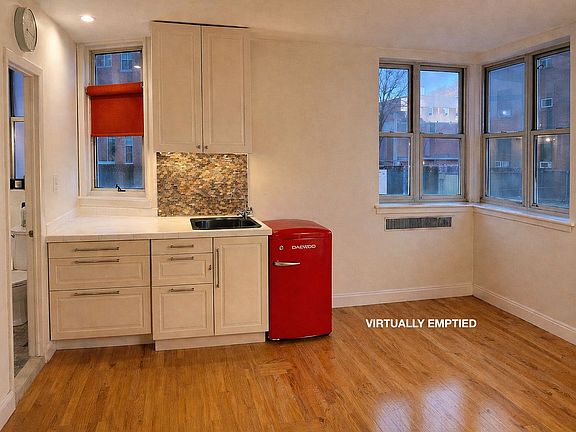 2nd image of 120 Bennett Ave APT 1H