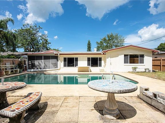 3rd image of 475 Oakwood Dr