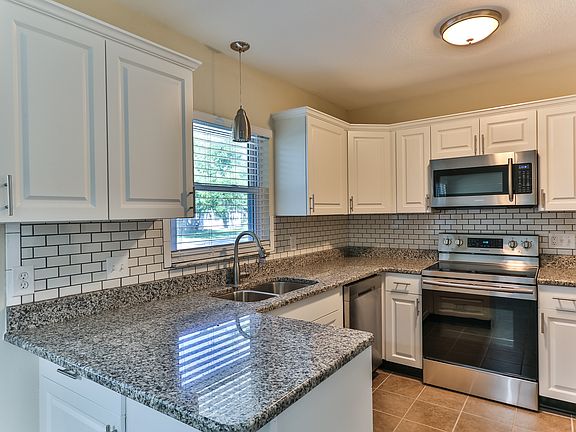 3rd image of 823 N Hollywood Cir