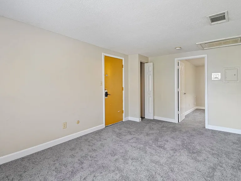 Balsam Avenue Apartments - The Courts — Photo 31