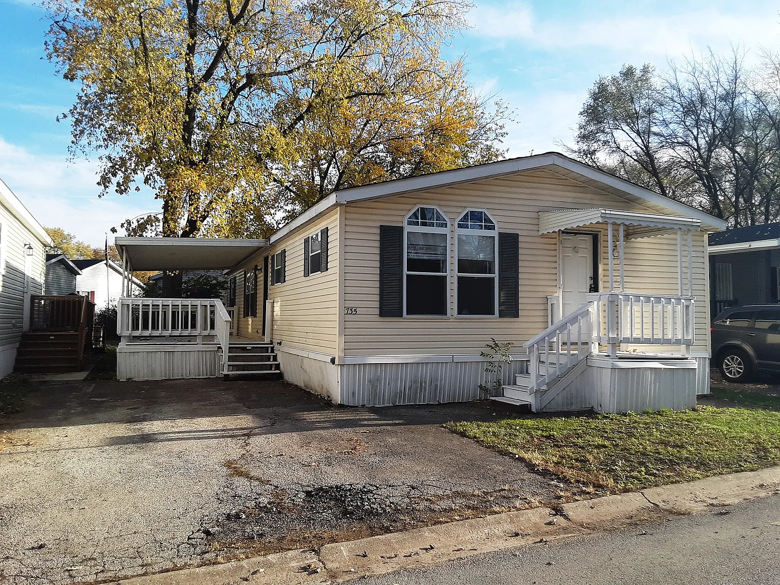 735 Briarwood photo 1