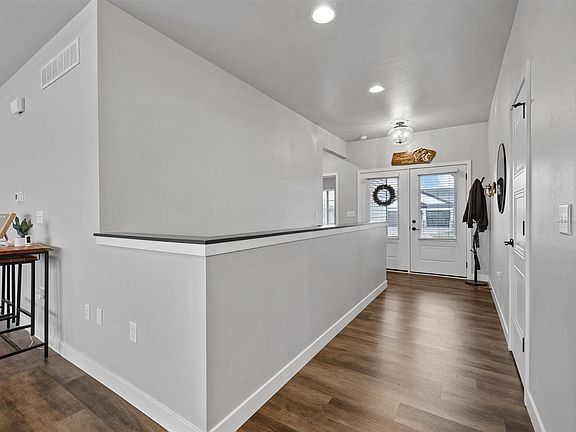 4th image of 725 S Alexander Way