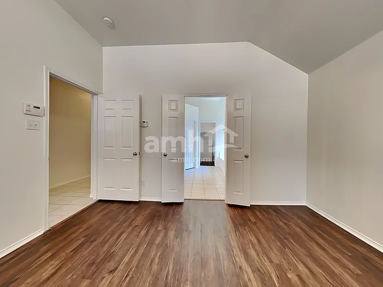 4406 Shady Elm Dr — Photo 11