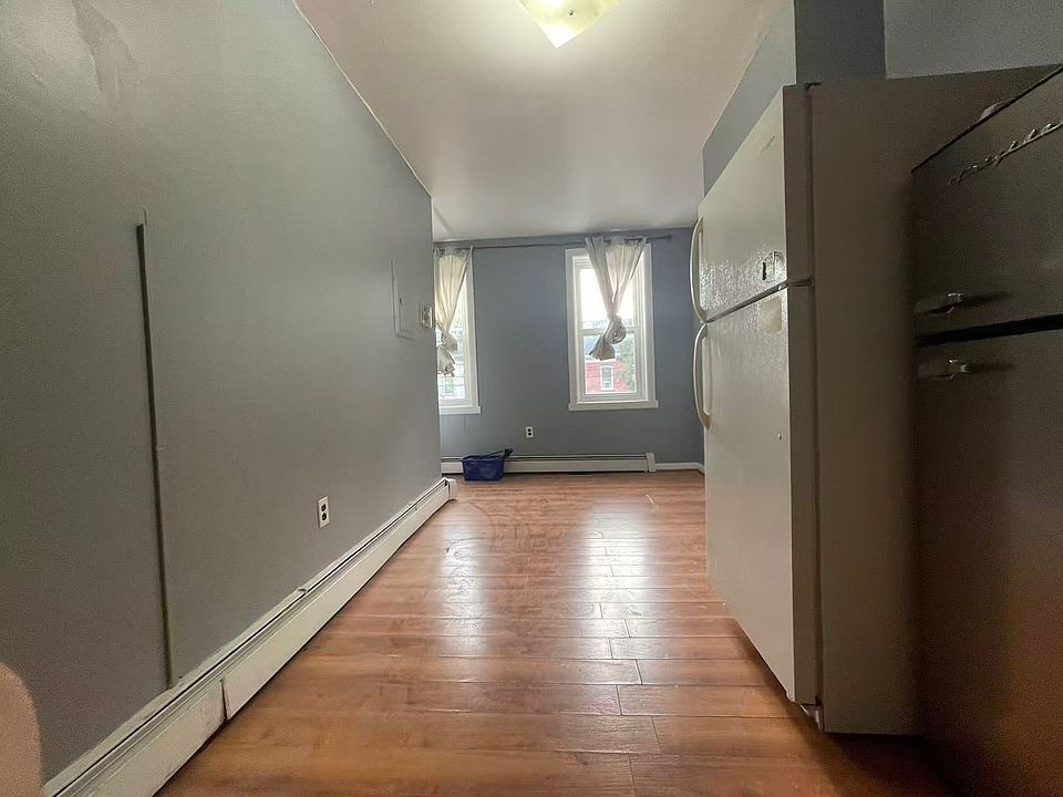 1st image of 29 N Preston St Floor 2