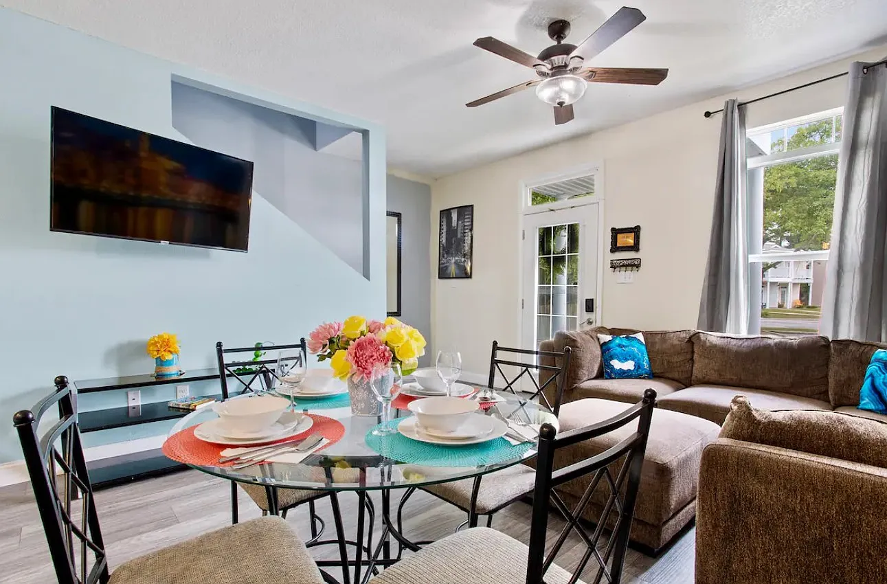 3 bed, 1187 sqft, $2,500 — Photo 1