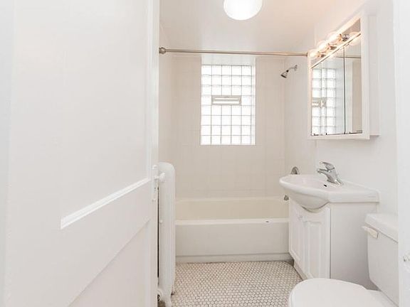 5th image of 738 W Aldine Ave APT 2E