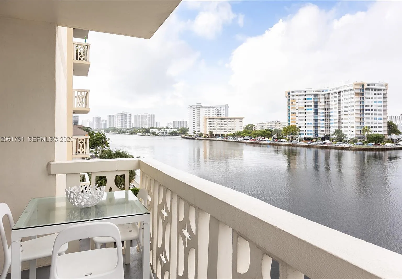 Imperial Towers Condo — Photo 1