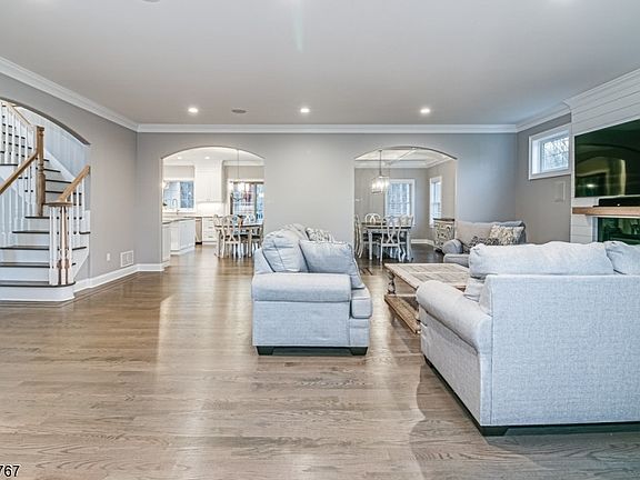 4th image of 131 Rolling Hill Dr