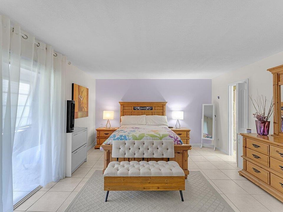 2nd image of 2114 Newport U