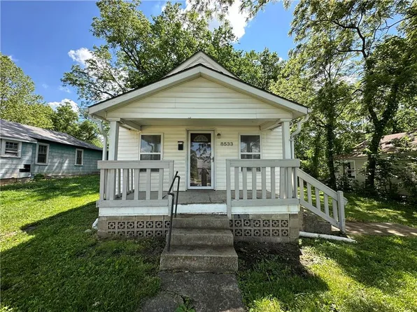 8533 Wayne Ave, Kansas City, MO 64131