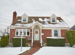 62 N Rockaway Ave, Lynbrook, NY 11563