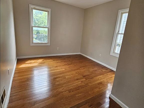 3rd image of 931 S 20th St #1