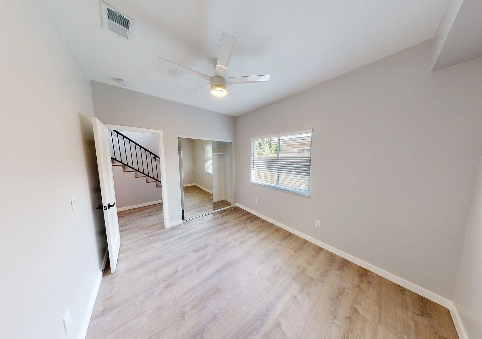 Modern 4 Bed 2 Bath House on Mary Lane!! — Photo 3