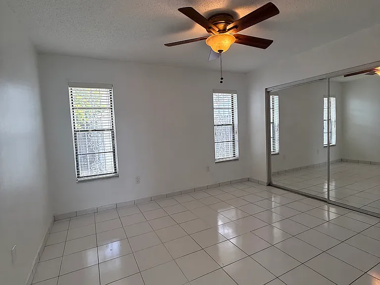 8307 SW 10th Ter — Photo 6