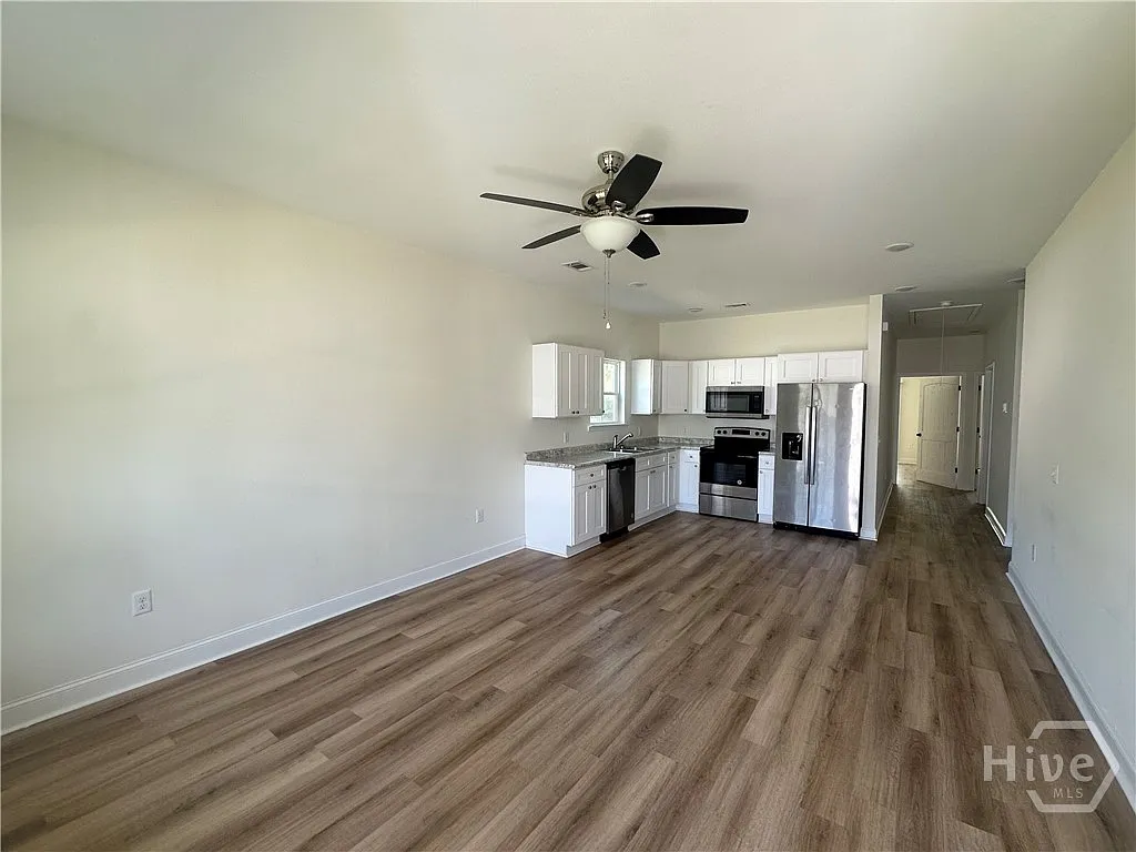 3 bed, 2.0 bath, 1196 sqft, $1,600 — Photo 2