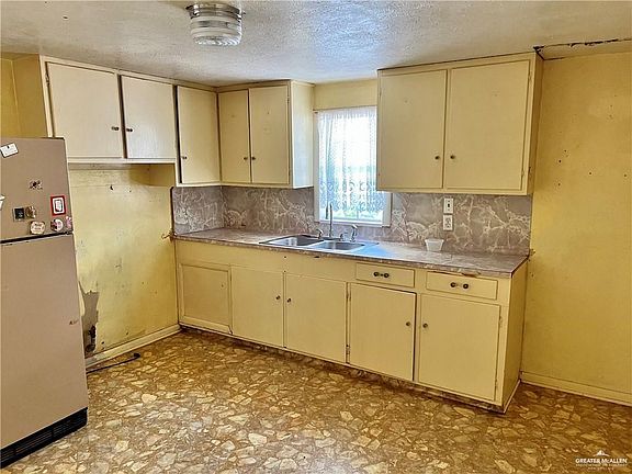 2nd image of 902 S 8th Ave