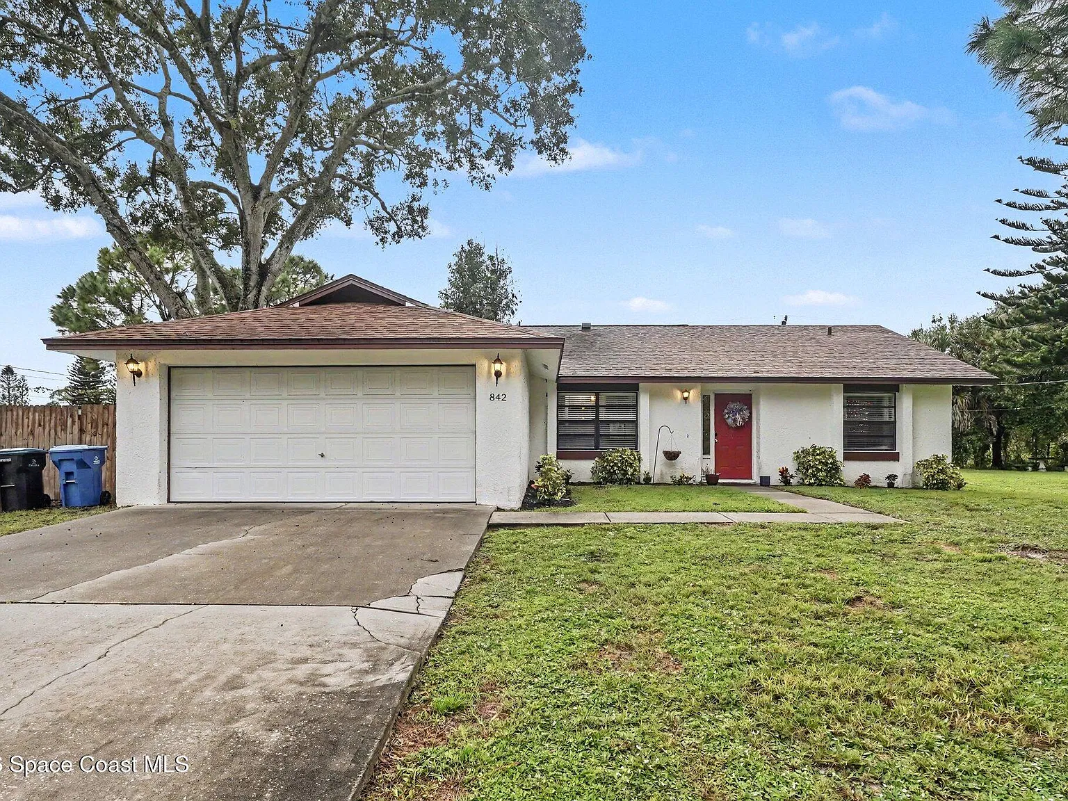 3 bed, 2.0 bath, 1384 sqft, $2,100 — Photo 2