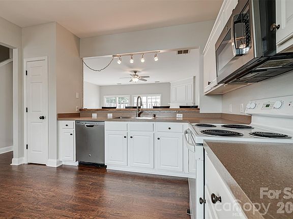 4th image of 3186 Mannington Dr