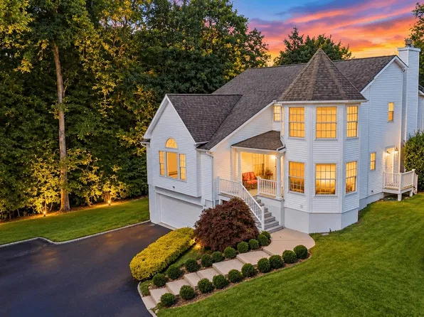 10 Matinecock Court, Locust Valley, NY 11560