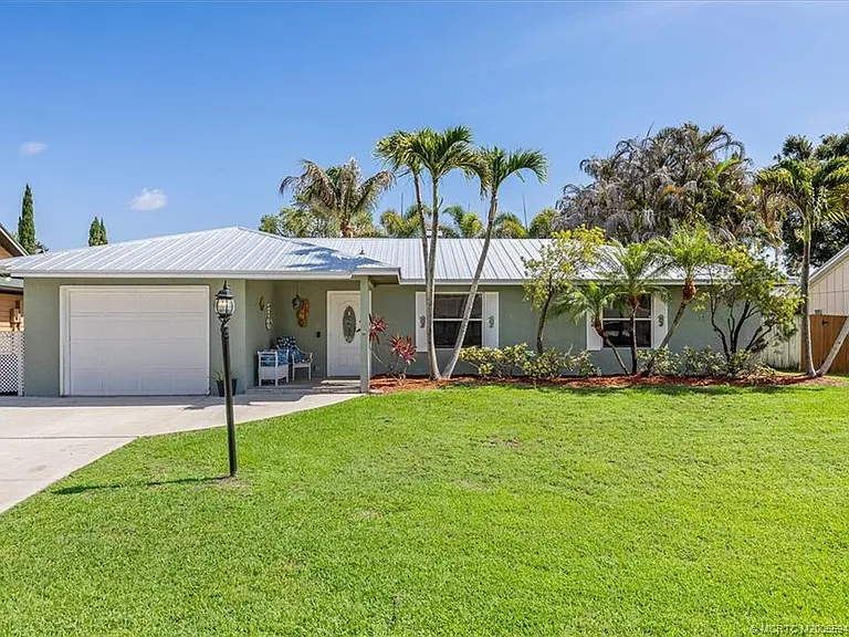 687 NE Maranta Terrado — Photo 1